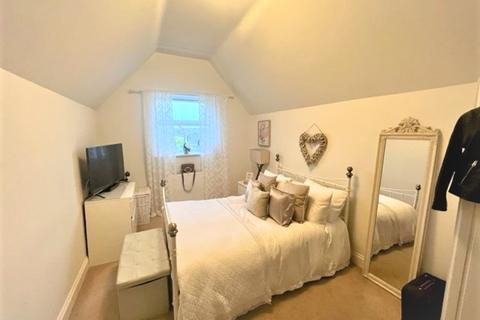 2 bedroom flat to rent, Moat Croft Road, Eastbourne BN21