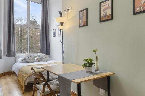 Studio to rent, West Cromwell Road, Earls Court, London SW5