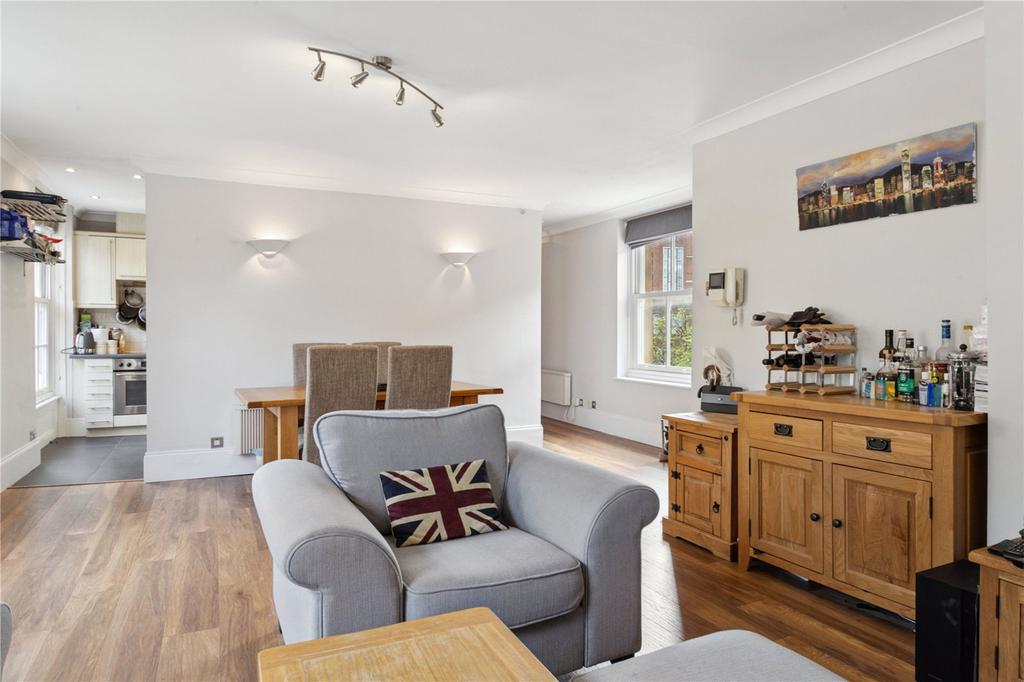 Hepworth Court, Anderson Square, Angel, London 2 bed flat £2,600 pcm (£600 pw)