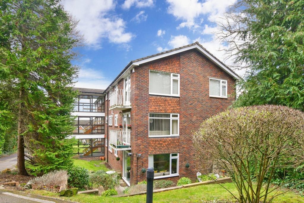 Beech Avenue South Croydon CR2 2 bed apartment £1,400 pcm (£323 pw)