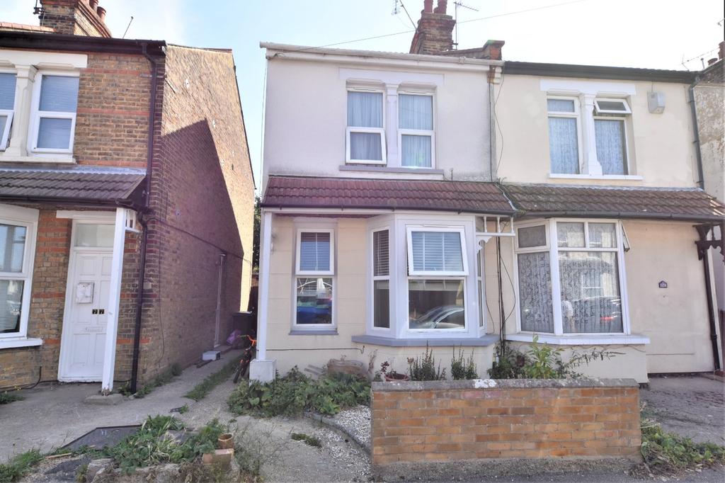 Richmond Avenue, Shoeburyness, Essex... 3 bed semidetached house £