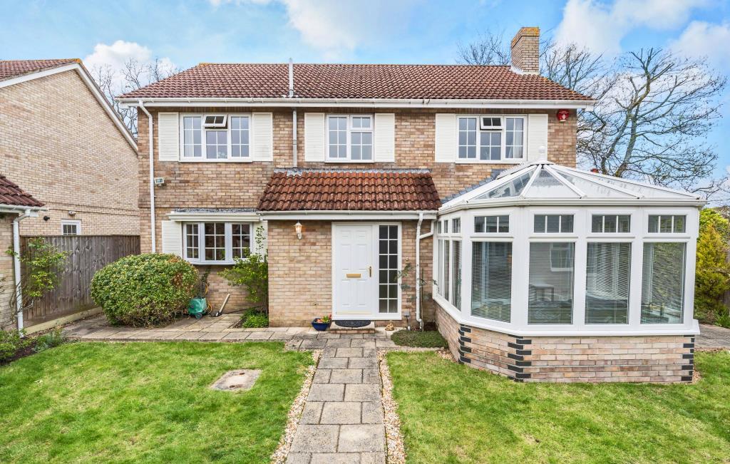 Russett Close, Lymington, Hampshire... 4 bed detached house £2,300