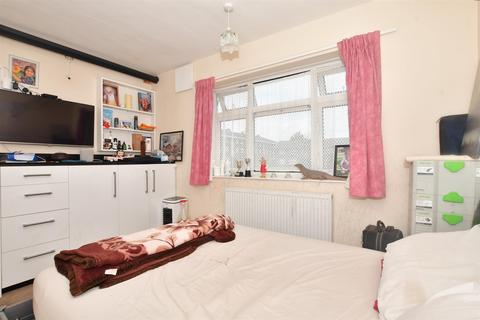 3 bedroom ground floor flat for sale - Hatfield Close, Ilford, Essex