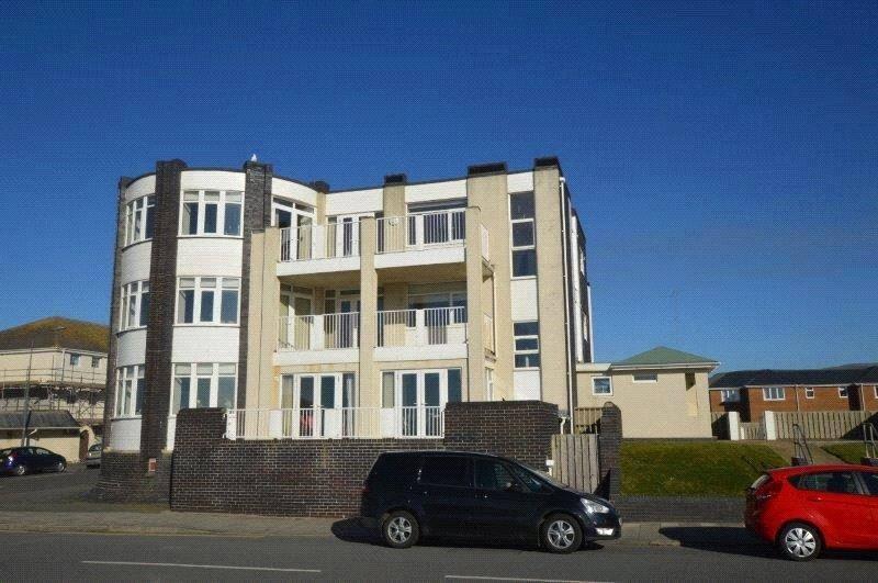 Y Ddraig Goch, Marine Parade, Tywyn... 3 bed flat £795 pcm (£183 pw)