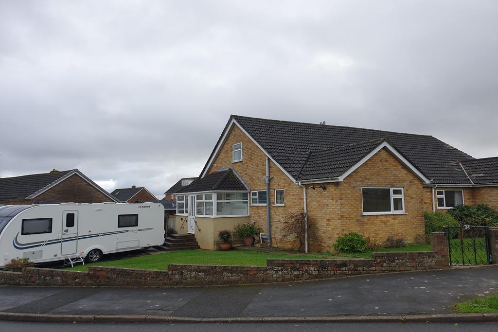 Bushfield Road, Crewkerne, Somerset... 3 bed bungalow £950 pcm (£219 pw)