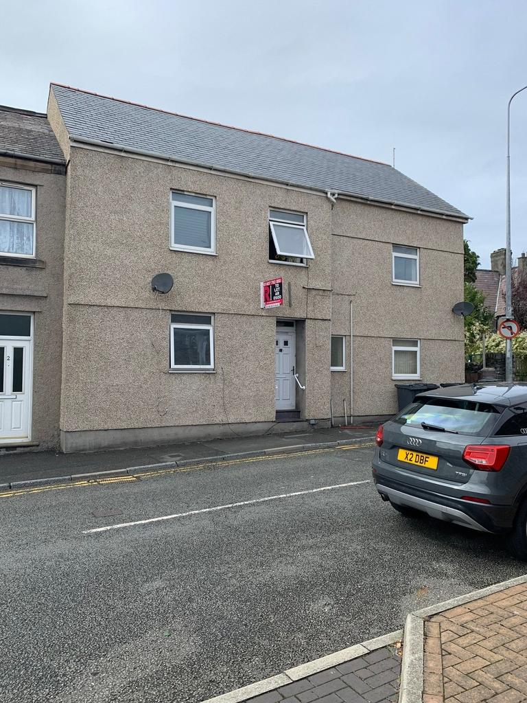 Flat 2, 1 Bodlondeb Terrace, Kingsland Road, Holyhead, LL65 2 bed apartment £495 pcm (£114 pw)