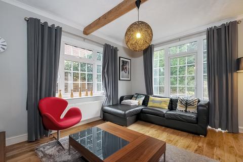 4 bedroom detached house to rent, Brooklands Road, Weybridge, Surrey, KT13
