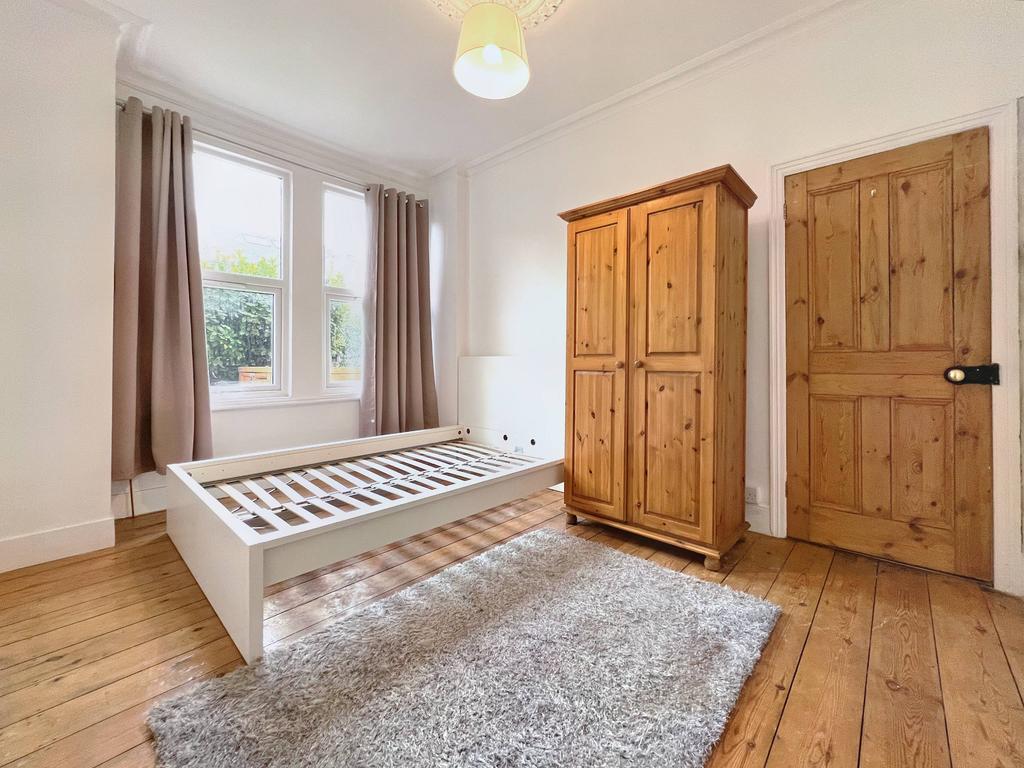 Adelaide Grove, London W12 2 bed flat £1,849 pcm (£427 pw)