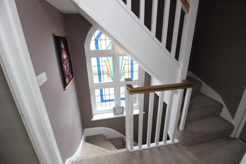 28 Mortimer Crescent, Worcester Park, KT4 7QW