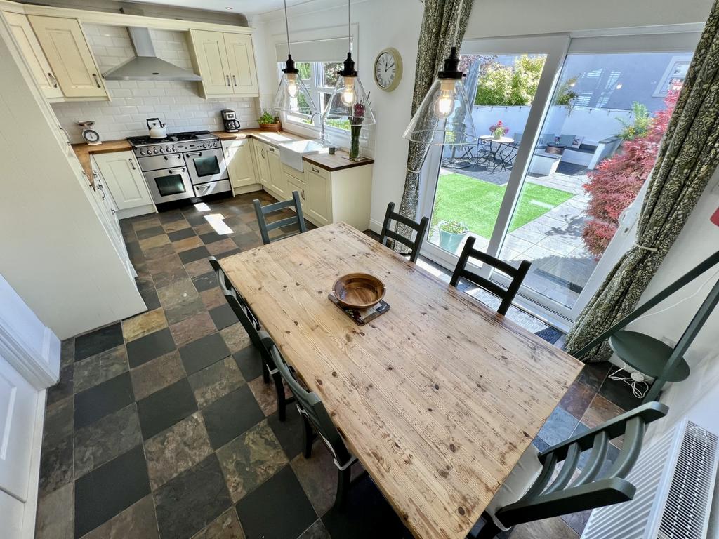 Main Street, Lochwinnoch 4 bed end of terrace house £299,995