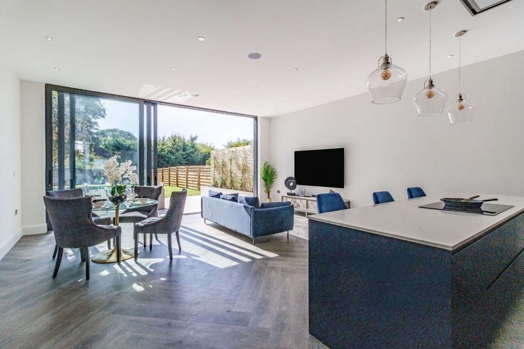 Hillview Road, Hatch End, Pinner, HA5 4 bed semidetached house for