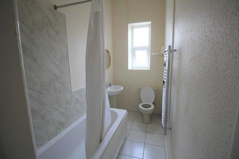 1 bedroom flat to rent, Bristol Road Lower, Hillside