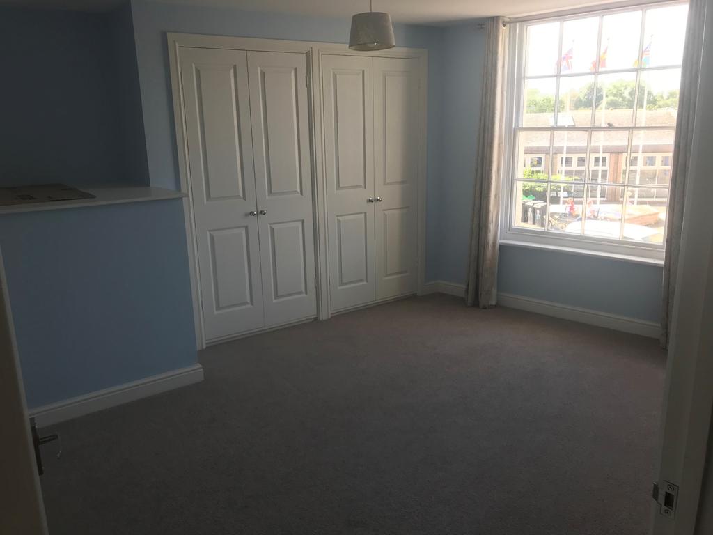 High Street, Thrapston, NN14 2 bed flat £795 pcm (£183 pw)