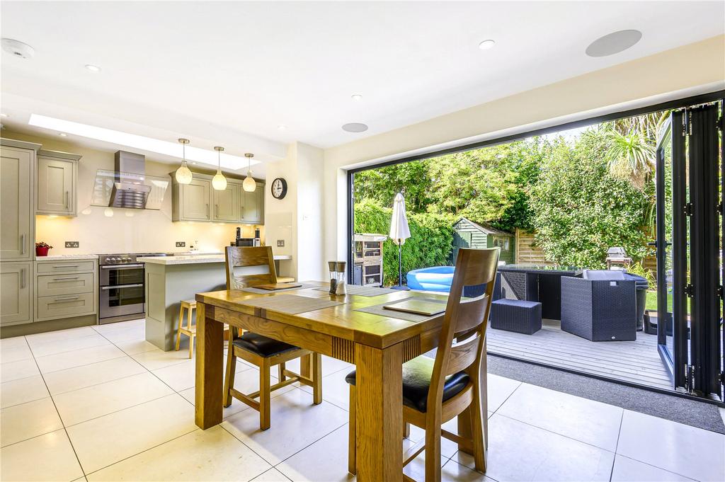 Durrell Way, Shepperton, TW17 4 bed house £2,600 pcm (£600 pw)