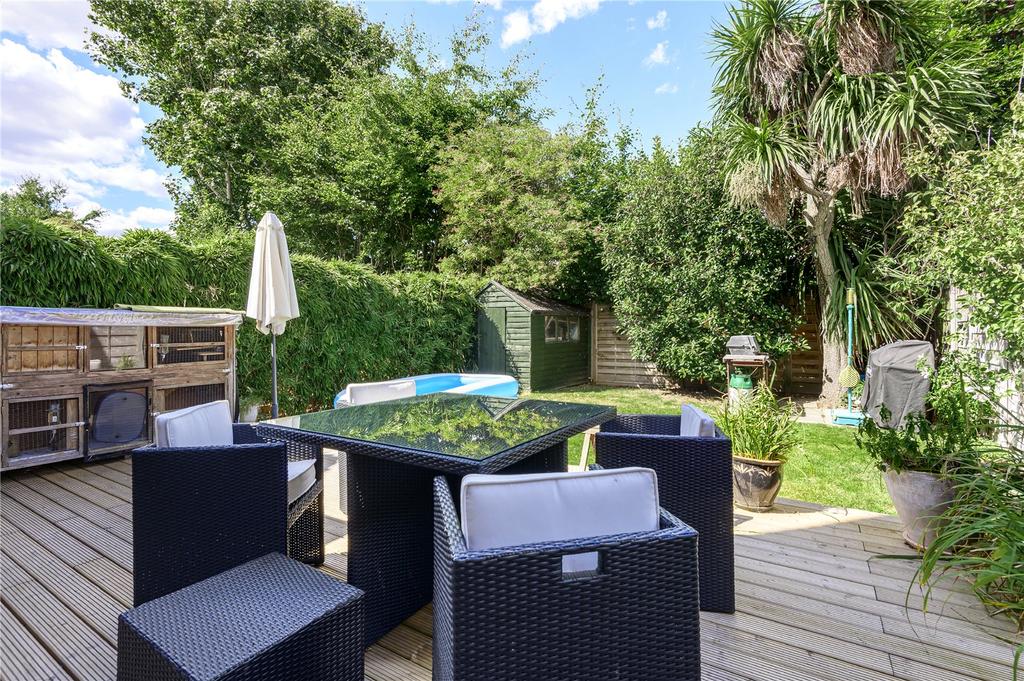 Durrell Way, Shepperton, TW17 4 bed house £2,600 pcm (£600 pw)