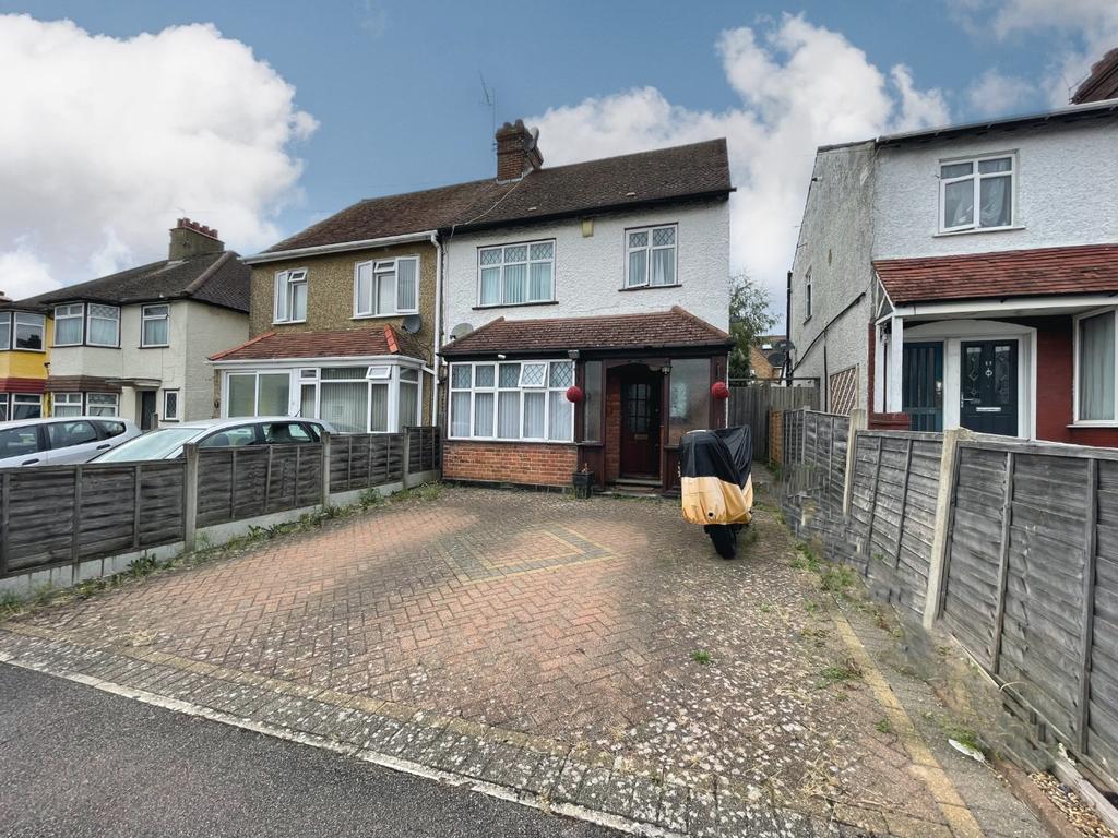 Deaconsfield Road, Hemel Hempstead, Hertfordshire, HP3 9HY 3 bed semi