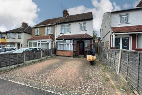 3 bedroom semi-detached house to rent, Deaconsfield Road, Hemel Hempstead, Hertfordshire, HP3 9HY