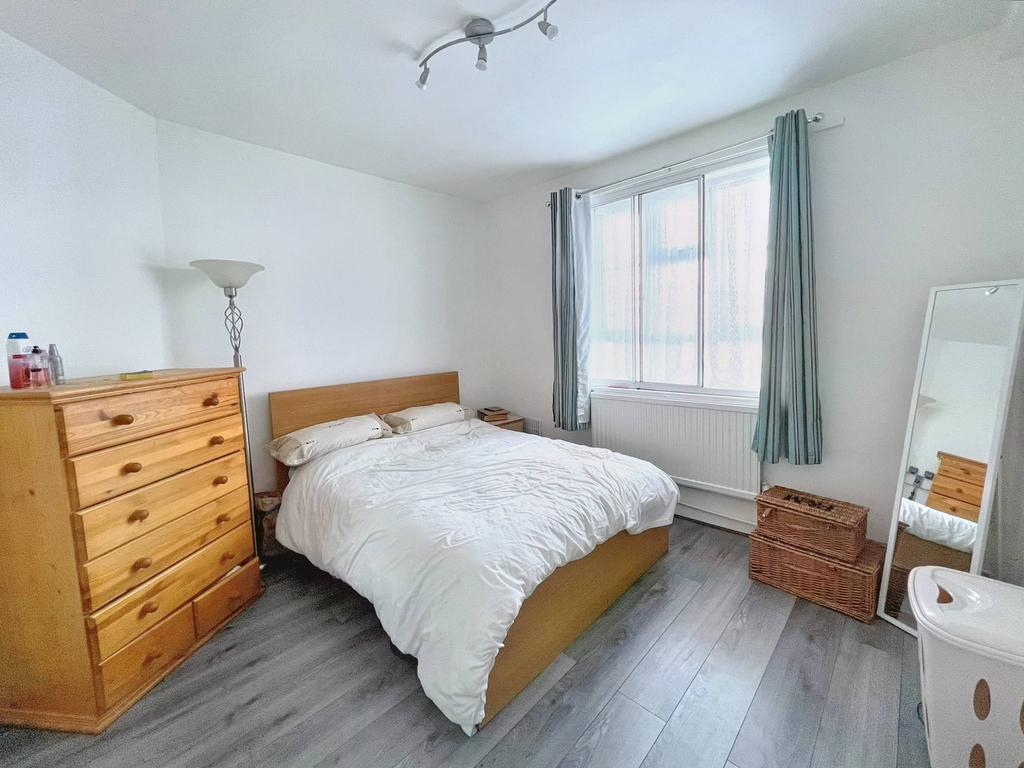 White City Estate, London W12 2 bed flat £331,999