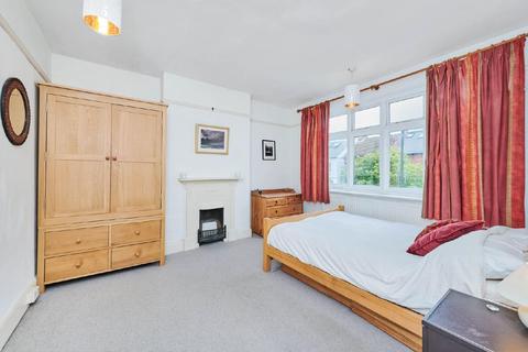 24 Chestnut Road, London, SW20 8EB
