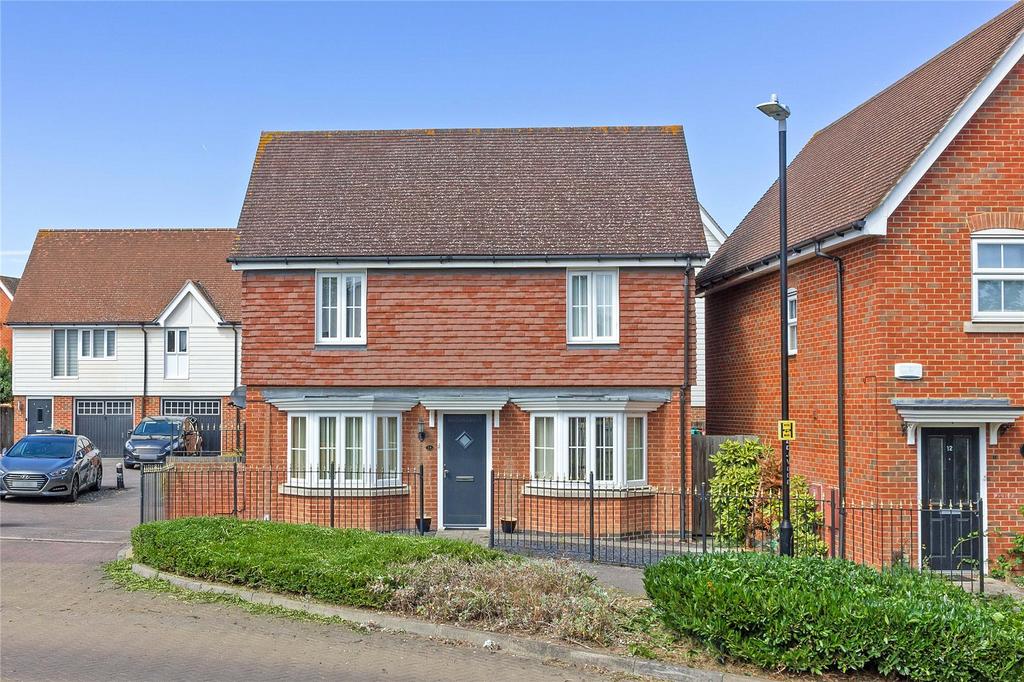 Crocus Drive, Sittingbourne, ME10 3 bed detached house £375,000