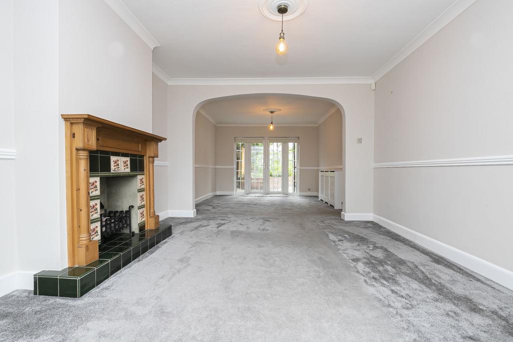 Roebuck Lane, Buckhurst Hill, IG9 4 bed semidetached house £2,500