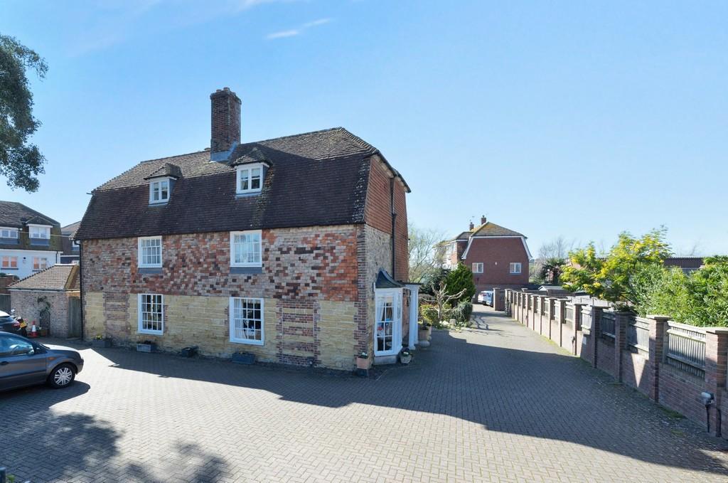 Winchelsea Road, Rye, East Sussex... 8 bed detached house £875,000
