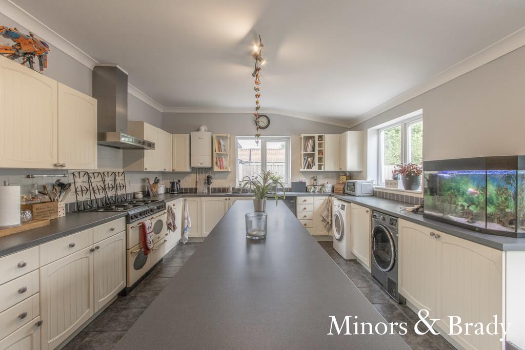 Alford Grove, Sprowston 4 bed semidetached house £375,000