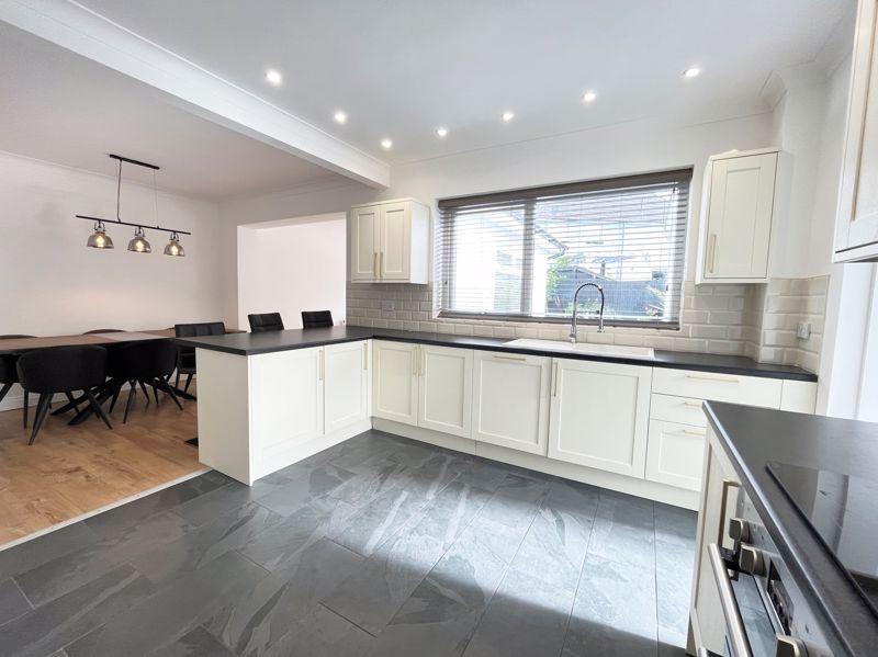 11 Downs View Close, Aberthin, The Vale of CF71 7HG 4 bed