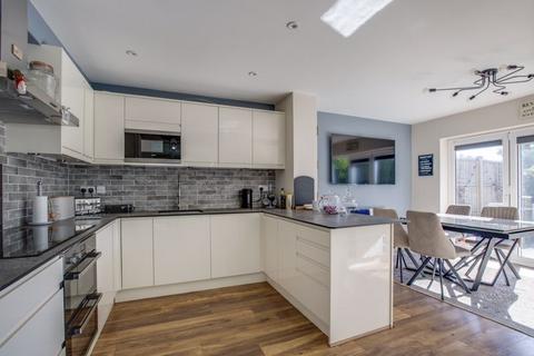 3 Long Close, Farnham Common, Slough, SL2 3EJ