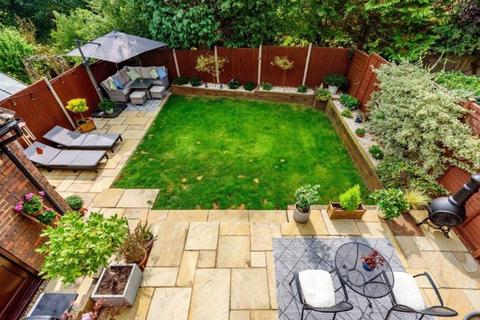 10 Crofts Close, Chiddingfold, Godalming, GU8 4SG