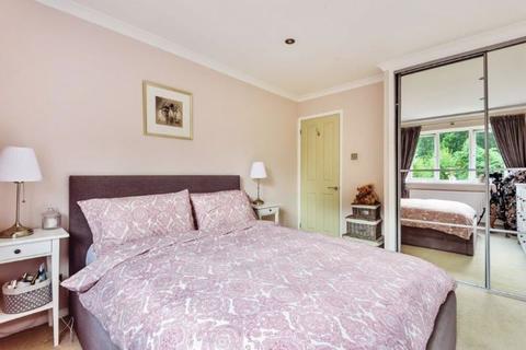 10 Crofts Close, Chiddingfold, Godalming, GU8 4SG