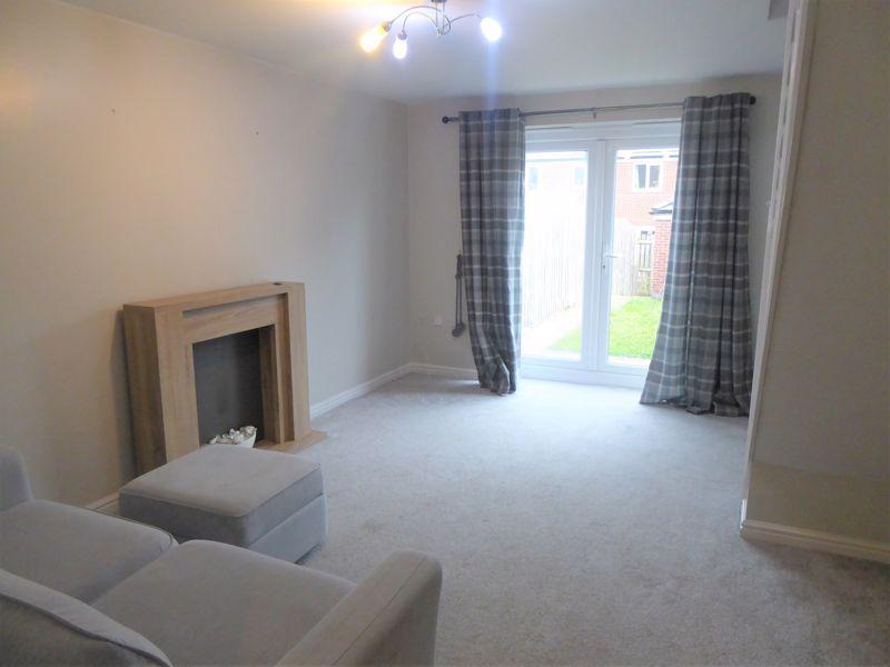Harley Head Avenue, Halifax 2 bed townhouse £725 pcm (£167 pw)