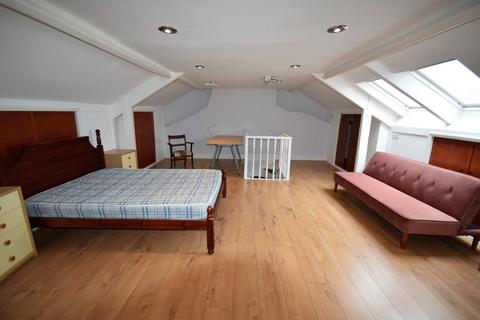 3 bedroom flat to rent, Warwick Road, Carlisle