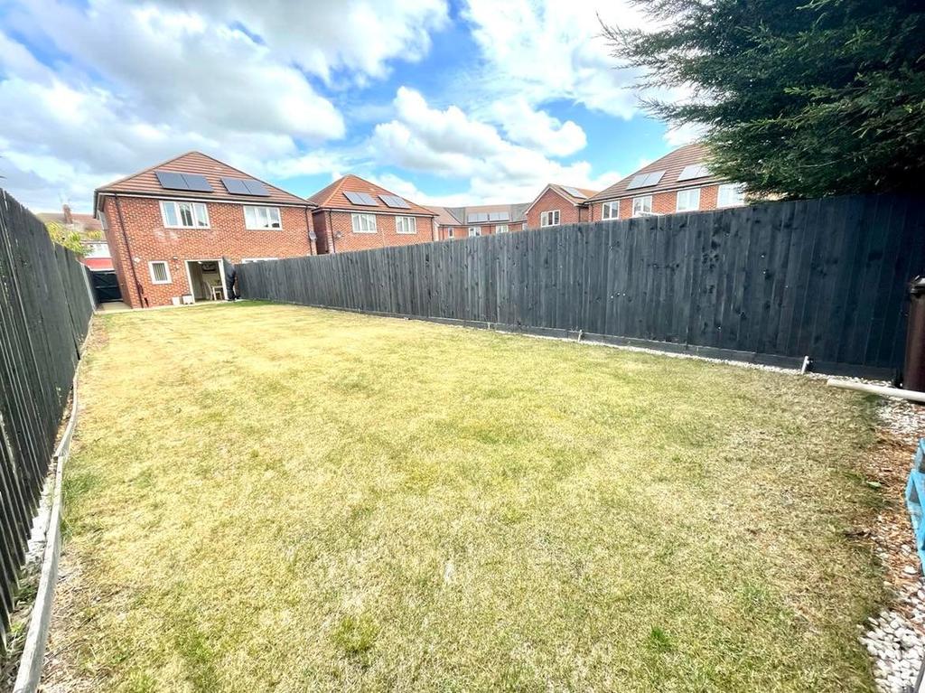 Hollytree Avenue, Birstall, Leicester, LE4 2 bed semidetached house