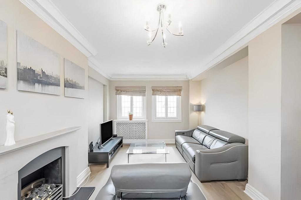 Chiltern Court, Baker Street, London, NW1 3 bed apartment for sale £