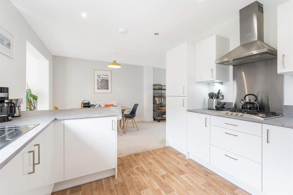 2 Latch Dubh Lane, Kinross 4 bed detached house £340,000