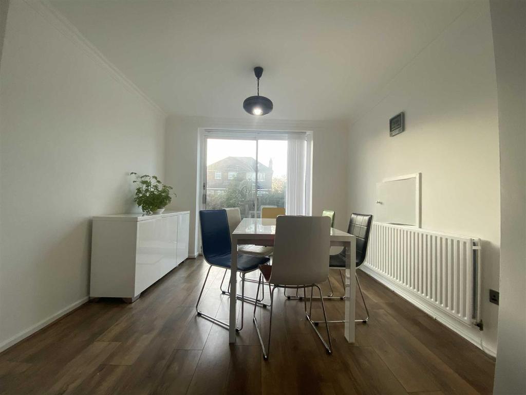 Newlyn Drive, Sale 3 bed semidetached house £1,395 pcm (£322 pw)