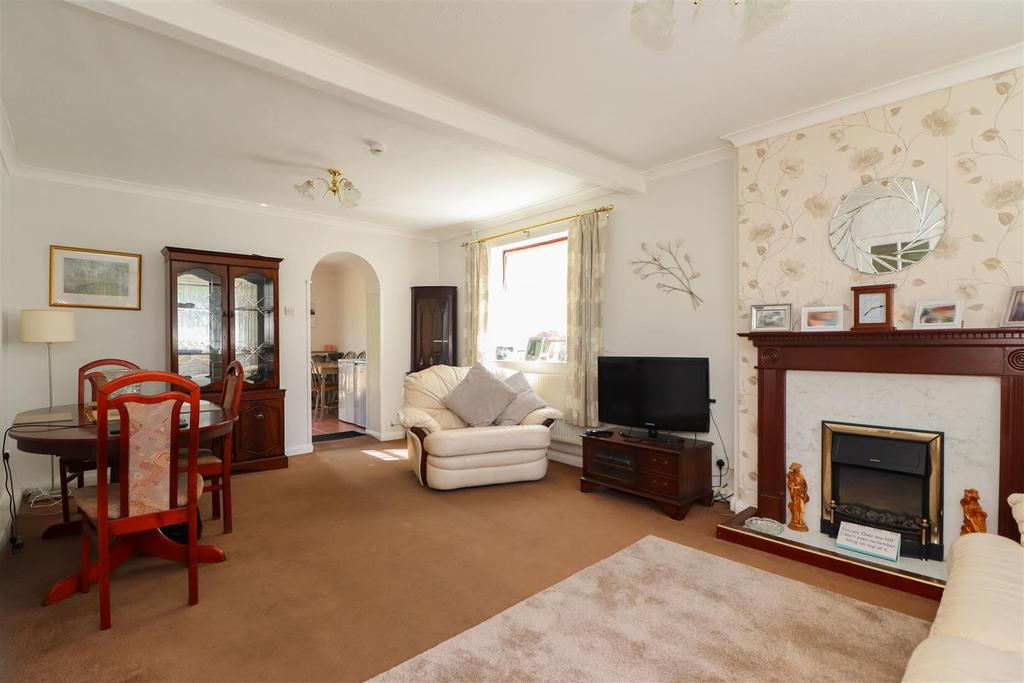 Farhalls Crescent, Horsham 2 bed semidetached bungalow £475,000