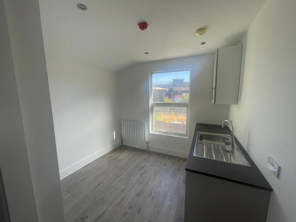 Sunninghill Road, London Studio £1,146 pcm (£264 pw)