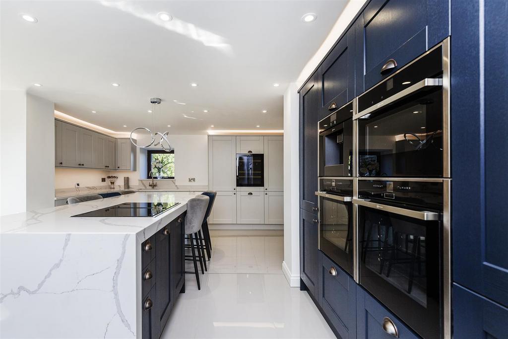 Wainstalls House, Kell Lane, Wainstalls, Halifax 5 bed character