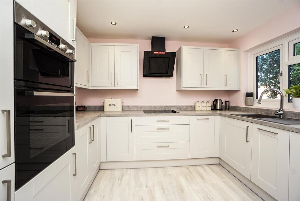 Burwash Close, Hastings 3 bed detached house £400,000