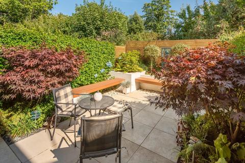 33 Bladon Close, Guildford, GU1 1TY