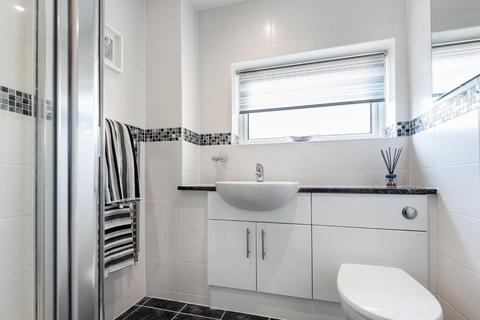 33 Bladon Close, Guildford, GU1 1TY