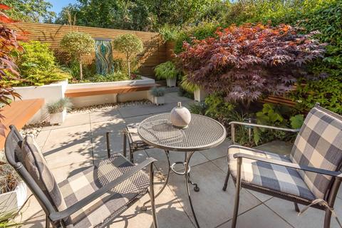 33 Bladon Close, Guildford, GU1 1TY