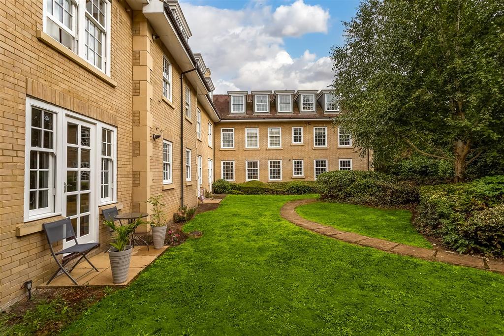 Brighton Road, Banstead 2 bed apartment £350,000