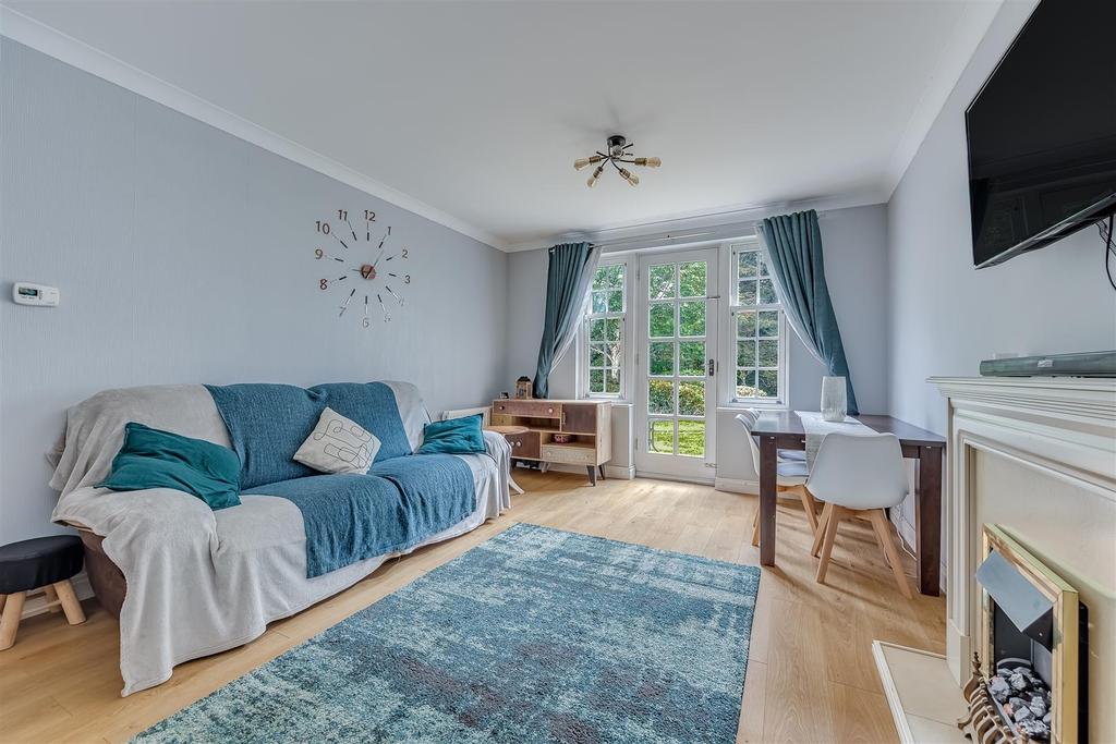 Brighton Road, Banstead 2 bed apartment £350,000