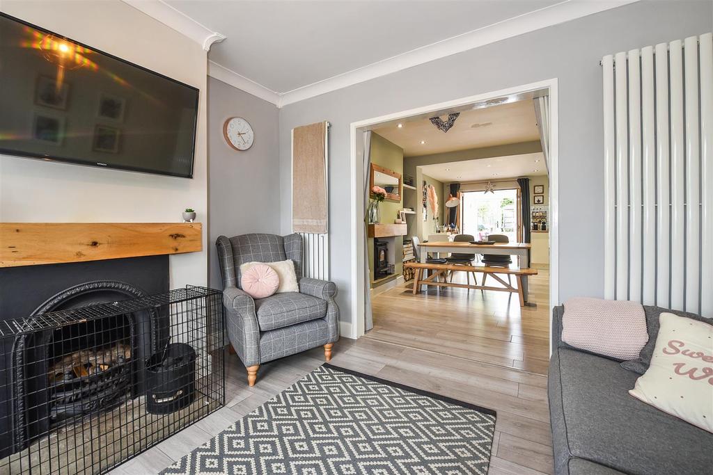 The Drove, Andover 3 bed semidetached house £400,000