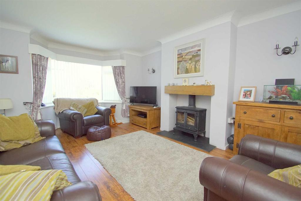 Ringwood Drive, Leeds 3 bed semidetached house £1,100 pcm (£254 pw)