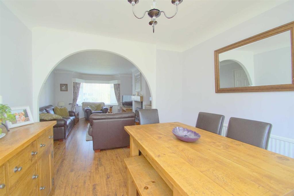 Ringwood Drive, Leeds 3 bed semidetached house £1,100 pcm (£254 pw)