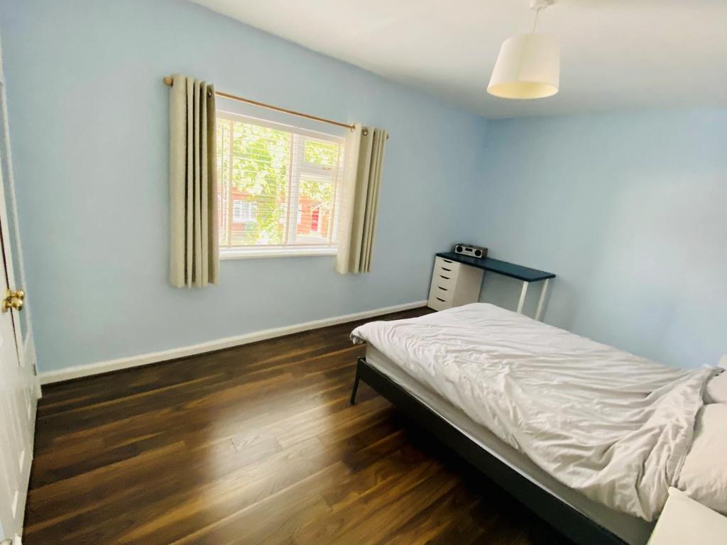 Bed1a.jpg